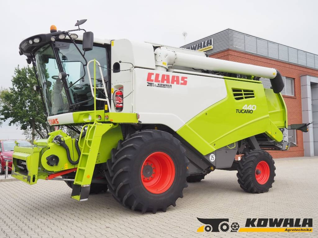Claas Tucano 440 + V620 - Combine harvester: picture 1 Claas Tucano 440 + V620 - Combine harvester: picture 1