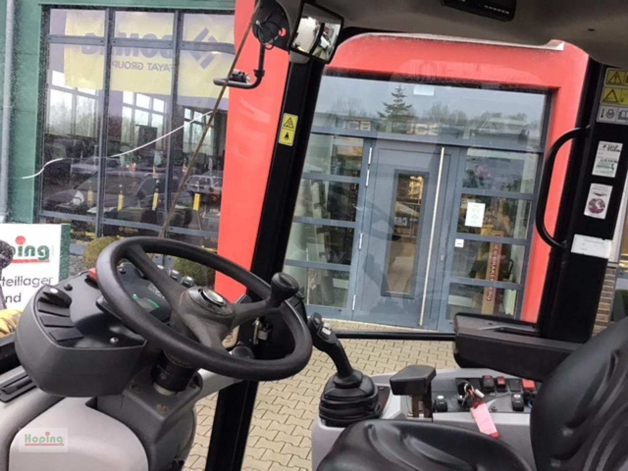 Wheel loader Caterpillar 907 H: picture 10