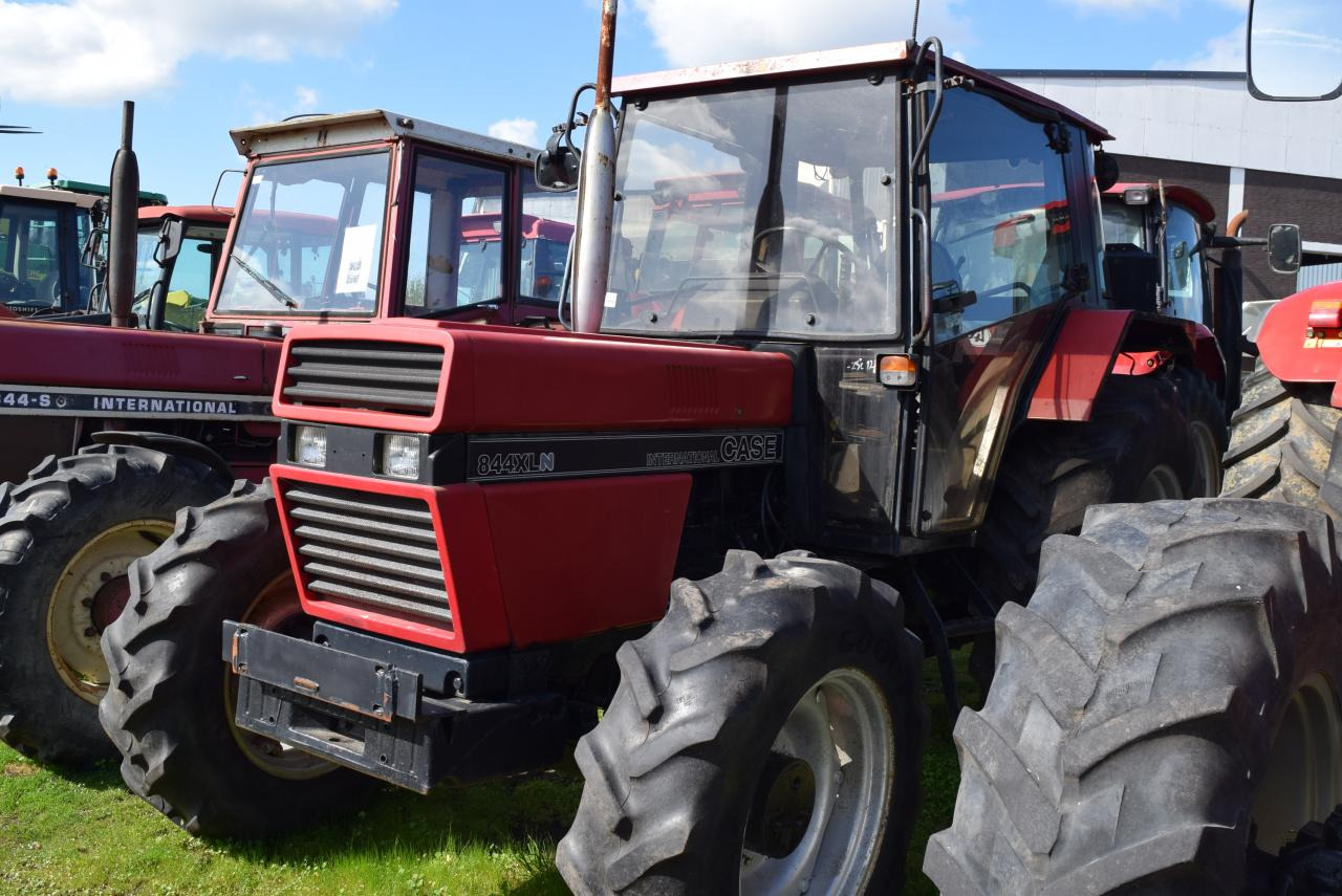 Case-IH 844 XLN - Farm tractor: picture 2 Case-IH 844 XLN - Farm tractor: picture 2