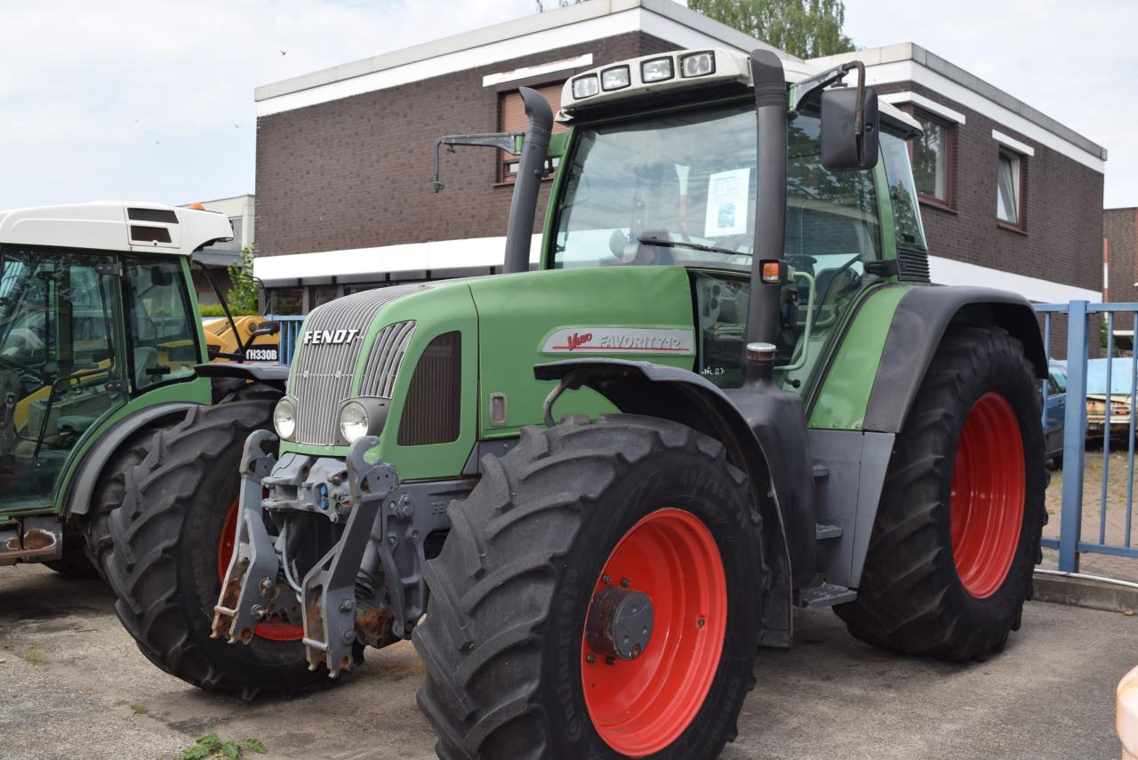 Fendt 712 Vario - Farm tractor: picture 1 Fendt 712 Vario - Farm tractor: picture 1