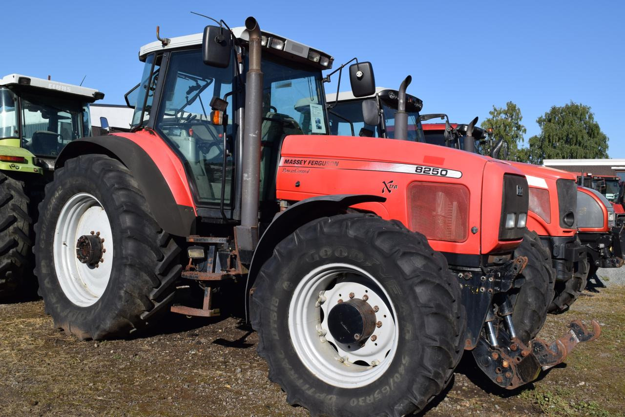 Massey Ferguson MF 8250 - Farm tractor: picture 1 Massey Ferguson MF 8250 - Farm tractor: picture 1