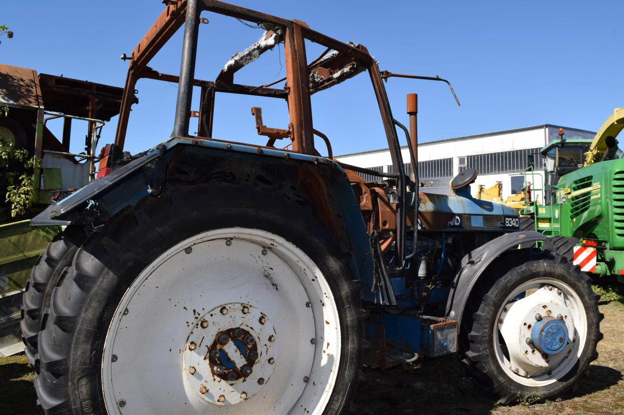 New Holland 8340 *zur Teileverwertung* - Farm tractor: picture 5 New Holland 8340 *zur Teileverwertung* - Farm tractor: picture 5