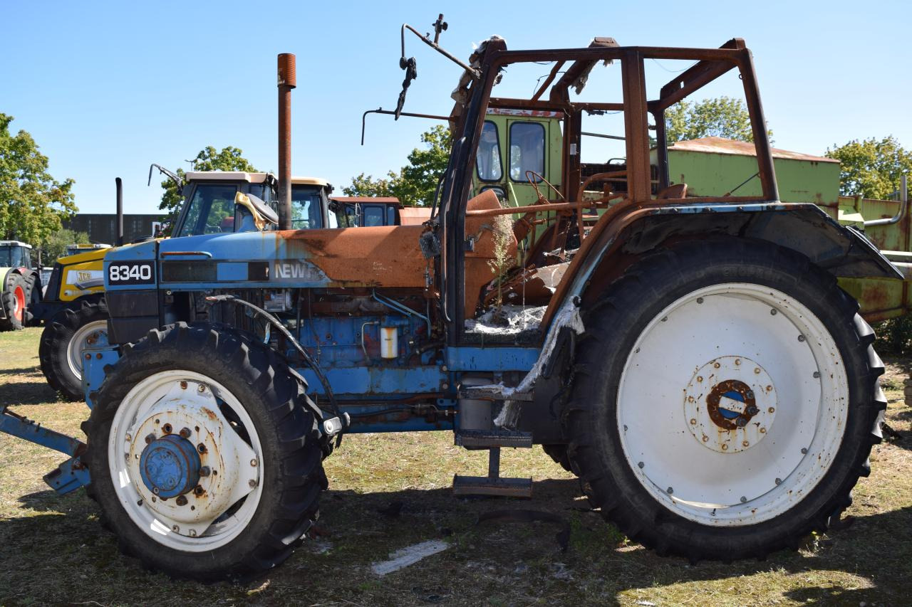 New Holland 8340 *zur Teileverwertung* - Farm tractor: picture 3 New Holland 8340 *zur Teileverwertung* - Farm tractor: picture 3