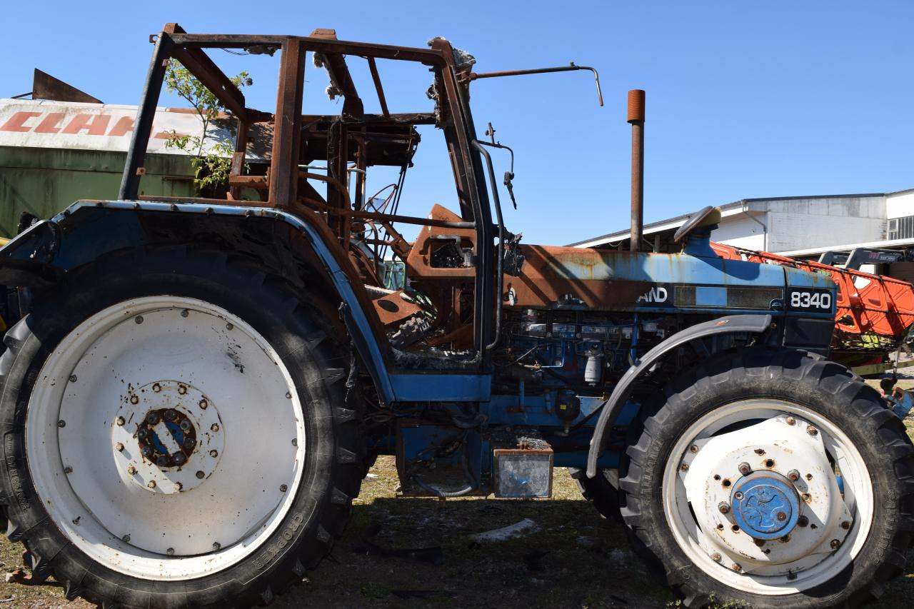 New Holland 8340 *zur Teileverwertung* - Farm tractor: picture 4 New Holland 8340 *zur Teileverwertung* - Farm tractor: picture 4