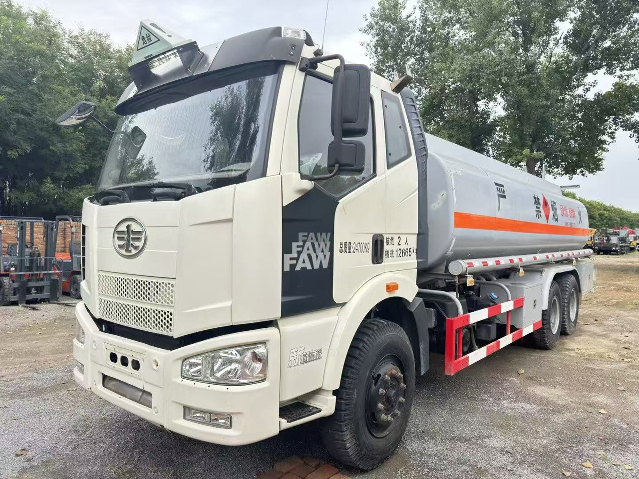 FAW tanker truck - Tank truck: picture 1 FAW tanker truck - Tank truck: picture 1