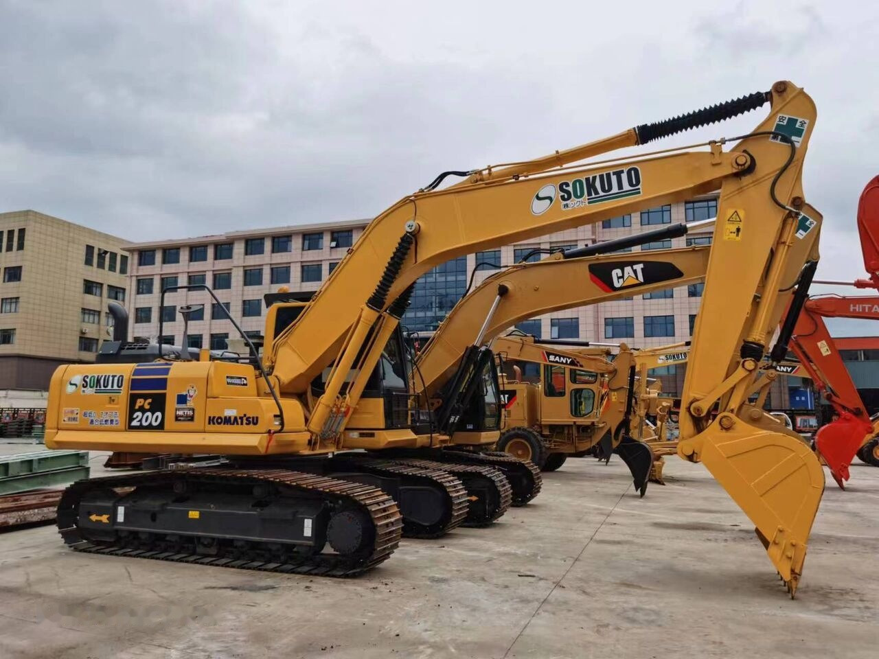 Komatsu PC200-8 - Crawler excavator: picture 2 Komatsu PC200-8 - Crawler excavator: picture 2