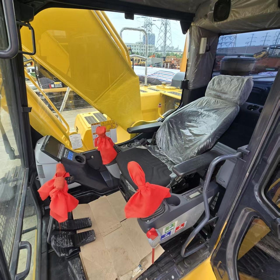 Crawler excavator Komatsu PC220-8: picture 9