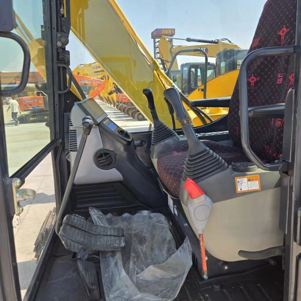 Crawler excavator Komatsu PC70-8: picture 12