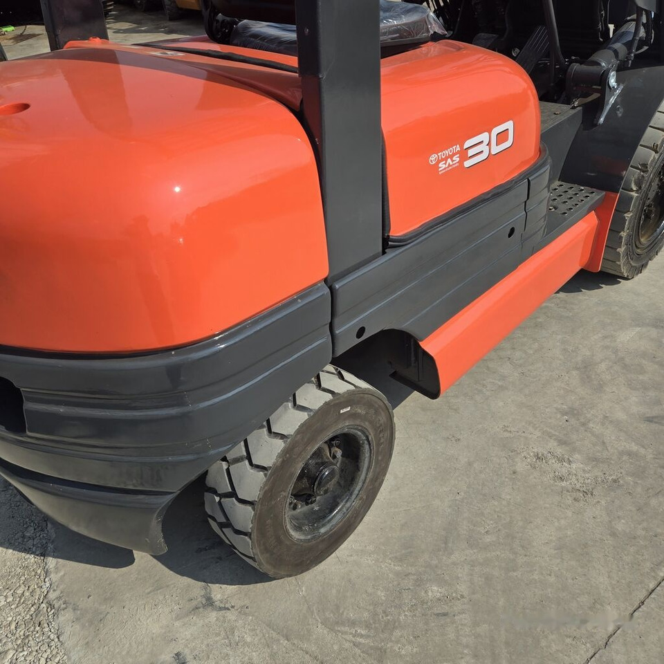 Toyota FD30 - LPG forklift: picture 2 Toyota FD30 - LPG forklift: picture 2