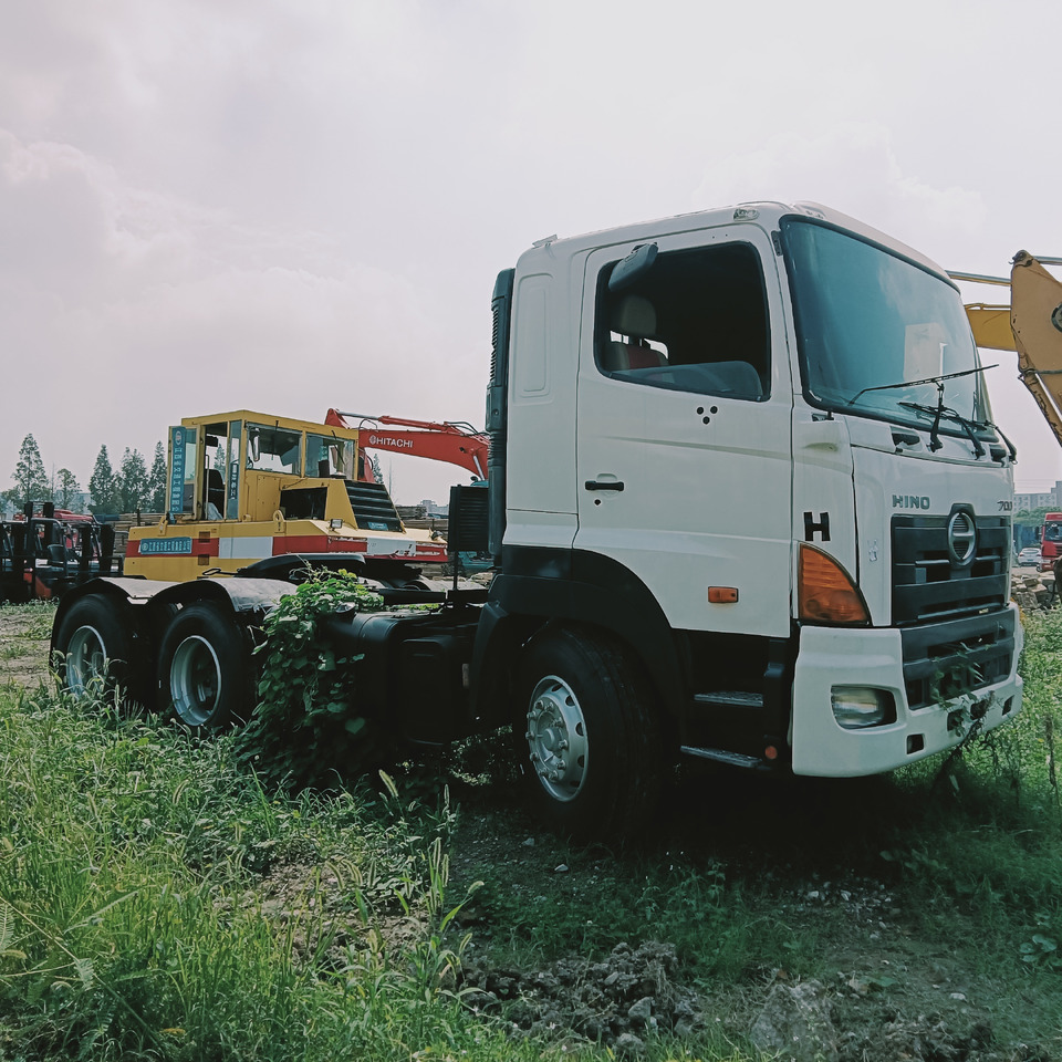 HINO 700 - Tractor unit: picture 4 HINO 700 - Tractor unit: picture 4