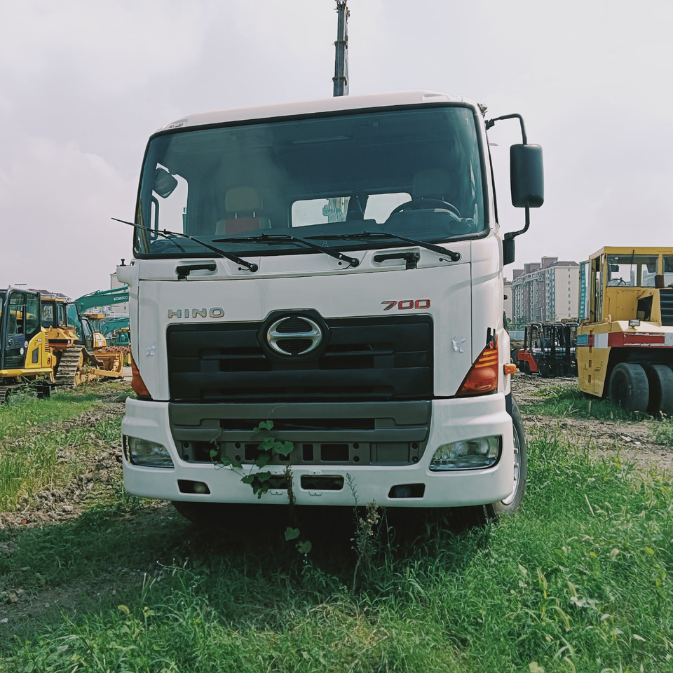 HINO 700 - Tractor unit: picture 2 HINO 700 - Tractor unit: picture 2