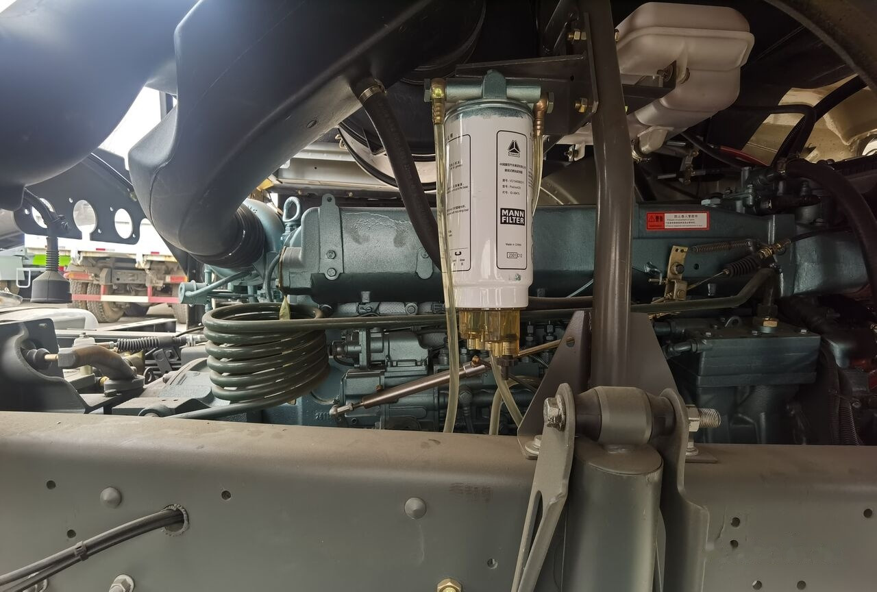 Tractor unit Howo 375: picture 10