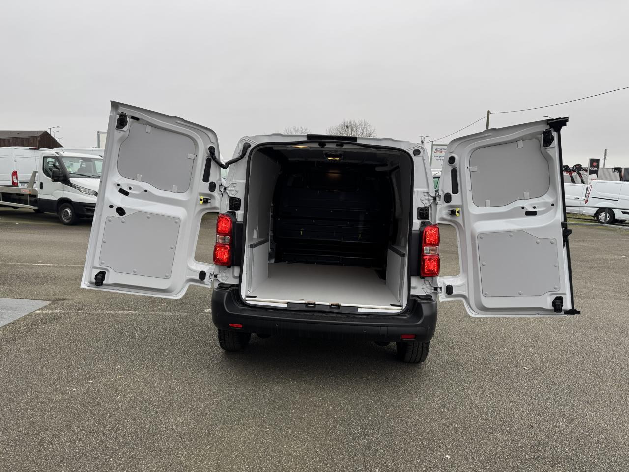 CITROEN Jumpy M 2.0 BlueHDi - 145 S&S - BV EAT8 III FOURGON . PHASE 2 - Panel van: picture 3 CITROEN Jumpy M 2.0 BlueHDi - 145 S&S - BV EAT8 III FOURGON . PHASE 2 - Panel van: picture 3