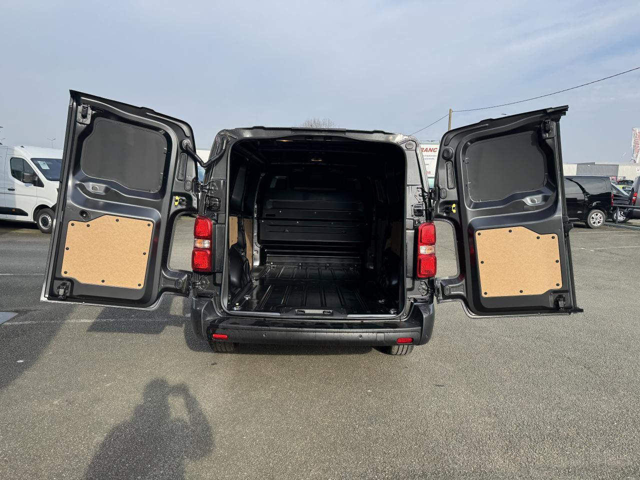 Citroen Jumpy M 2.0 BlueHDi 180CH EAT8 PACK LOOK - Small van: picture 3 Citroen Jumpy M 2.0 BlueHDi 180CH EAT8 PACK LOOK - Small van: picture 3