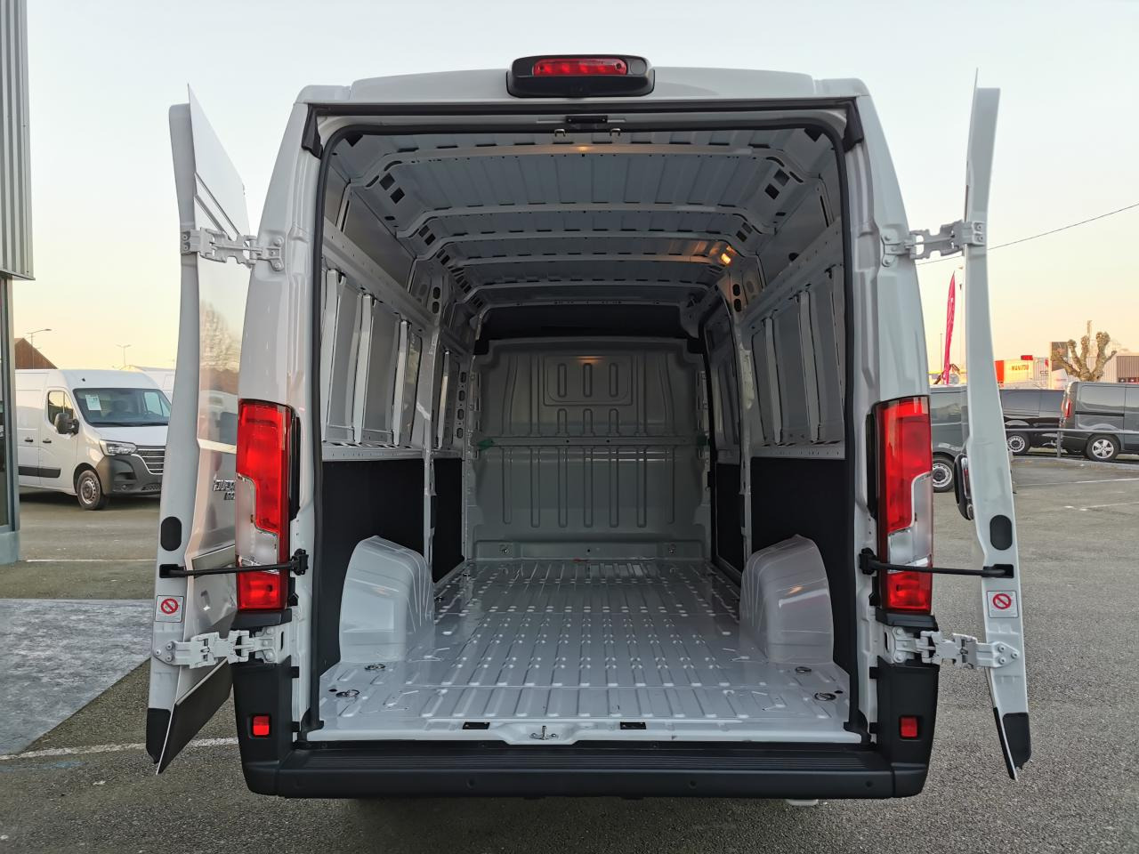 FIAT Ducato Tôlé Maxi 3.5 XL H2 2.2 - 140 S&S III FOURGON TOLE Fourgon Tôlé - Panel van: picture 3 FIAT Ducato Tôlé Maxi 3.5 XL H2 2.2 - 140 S&S III FOURGON TOLE Fourgon Tôlé - Panel van: picture 3