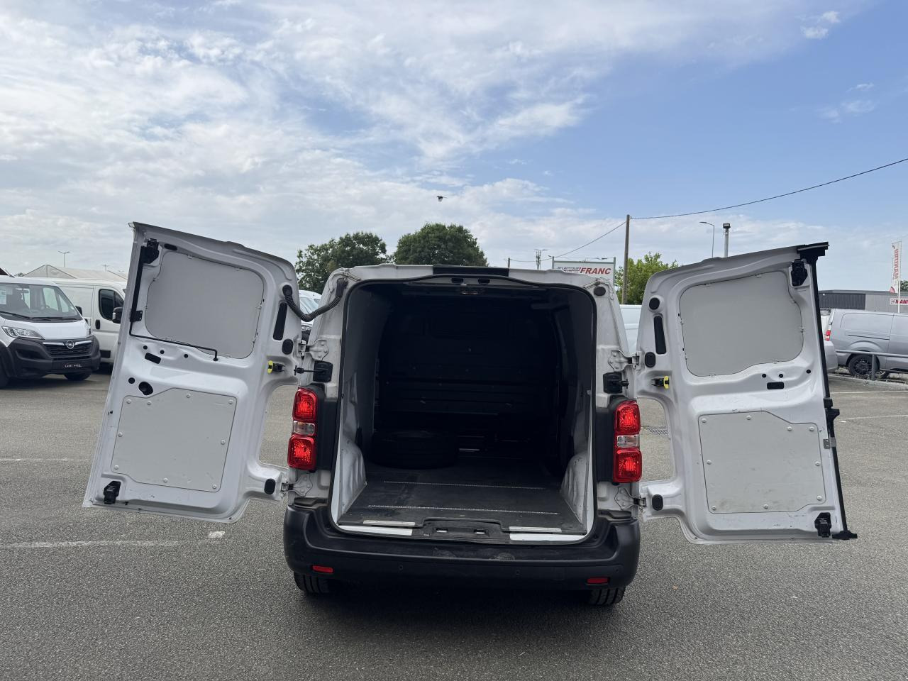 Peugeot Expert STANDARD 2.0 BLUEHDI 180CH S&S ASPHALT EAT8 - Panel van: picture 2 Peugeot Expert STANDARD 2.0 BLUEHDI 180CH S&S ASPHALT EAT8 - Panel van: picture 2