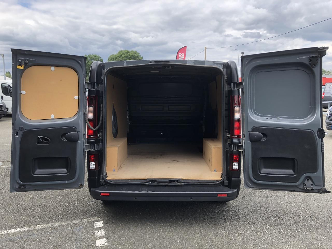 RENAULT trafic L1H1 2T8 2.0 BLUE DCI 130CH GRAND CONFORT KIT BOIS - Panel van: picture 2 RENAULT trafic L1H1 2T8 2.0 BLUE DCI 130CH GRAND CONFORT KIT BOIS - Panel van: picture 2