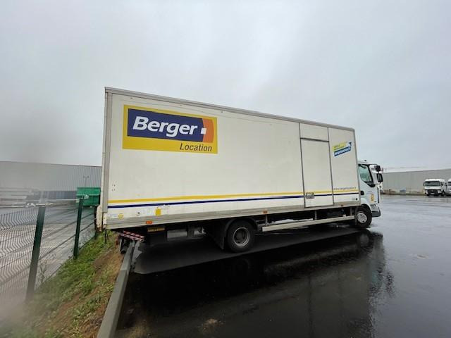 RENAULT MIDLUM 220CV 12T - Box truck: picture 2 RENAULT MIDLUM 220CV 12T - Box truck: picture 2
