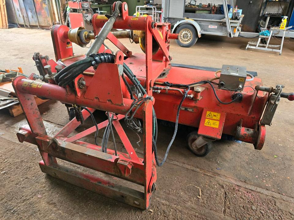 Dücker FKM 210 Kehrmaschine Straßenkehrmaschine Kehrbesen für Unimog 405 424 U 300 400 500 318 423 427 429 430 530 535 527 - Broom: picture 1 Dücker FKM 210 Kehrmaschine Straßenkehrmaschine Kehrbesen für Unimog 405 424 U 300 400 500 318 423 427 429 430 530 535 527 - Broom: picture 1