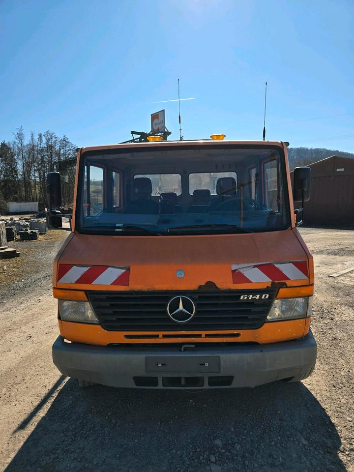 Mercedes-Benz Vario 614D Pritsche Doka 2002 Nissen VLT Verkehrsleittafel Absperrtafel LKW Vorwarntafel - Dropside/ Flatbed truck: picture 5 Mercedes-Benz Vario 614D Pritsche Doka 2002 Nissen VLT Verkehrsleittafel Absperrtafel LKW Vorwarntafel - Dropside/ Flatbed truck: picture 5
