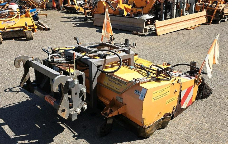 Sobernheimer FKM 2.0 Kehrmaschine Straßenkehrmaschine Frontkehrmaschine Kehrbesen für Radlader Unimog Traktor - Broom: picture 1 Sobernheimer FKM 2.0 Kehrmaschine Straßenkehrmaschine Frontkehrmaschine Kehrbesen für Radlader Unimog Traktor - Broom: picture 1
