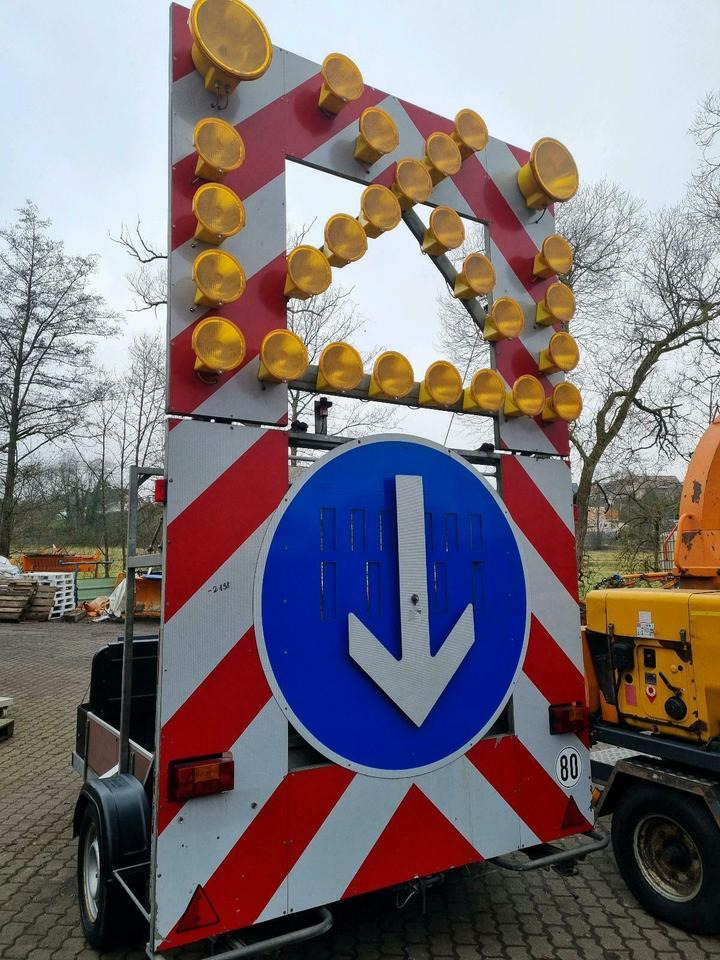 Trailer Nissen Absperrtafel Verkehrssicherungsanhänger Sperrwand VZ616: picture 6