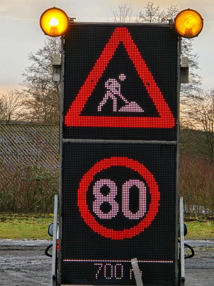 Trailer Trebbiner 5-farbig Horizont VWT Verkehrsleittafel Verkehrswarnanhänger Verkehrsleitanhänger Verkehrssicherungsanhänger Nissen Absperrtafel: picture 11