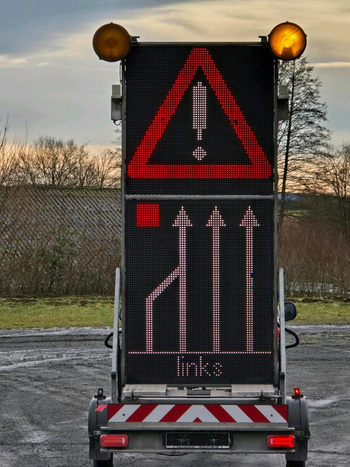 Trailer Trebbiner 5-farbig Horizont VWT Verkehrsleittafel Verkehrswarnanhänger Verkehrsleitanhänger Verkehrssicherungsanhänger Nissen Absperrtafel: picture 6