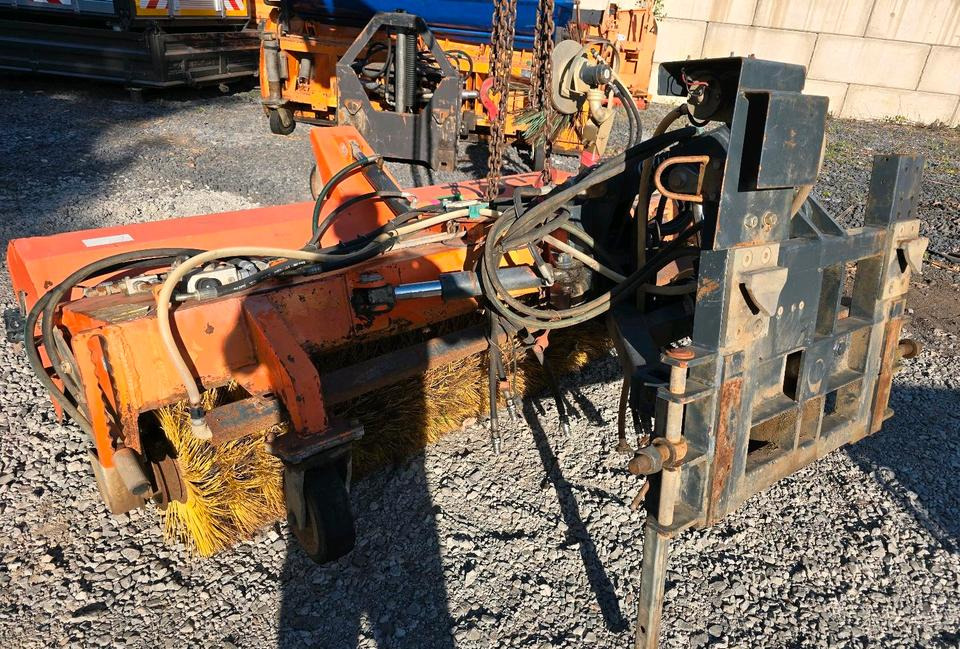 Tuchel CDCL Kehrmaschine Straßenkehrmaschine Kehrbesen für Unimog 405 424 U 300 400 500 318 423 427 429 430 530 535 527 Mercedes-Benz Dücker SBM - Broom: picture 4 Tuchel CDCL Kehrmaschine Straßenkehrmaschine Kehrbesen für Unimog 405 424 U 300 400 500 318 423 427 429 430 530 535 527 Mercedes-Benz Dücker SBM - Broom: picture 4