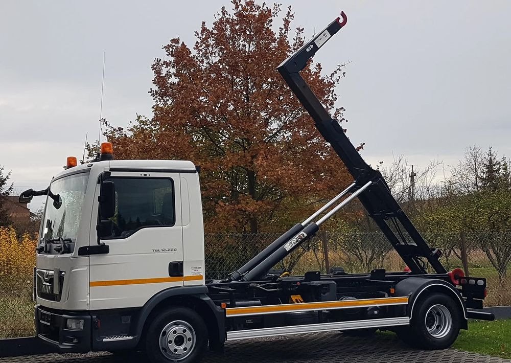 MAN TGL 12.220 HAKOWIEC 4x2 KLIMA HAKOWIEC DO KONTENERÓW - Hook lift truck: picture 2 MAN TGL 12.220 HAKOWIEC 4x2 KLIMA HAKOWIEC DO KONTENERÓW - Hook lift truck: picture 2