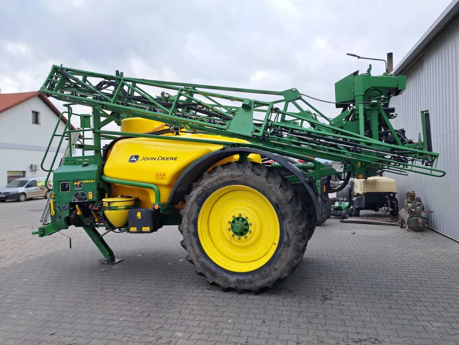 John Deere M944I - Trailed sprayer: picture 2 John Deere M944I - Trailed sprayer: picture 2