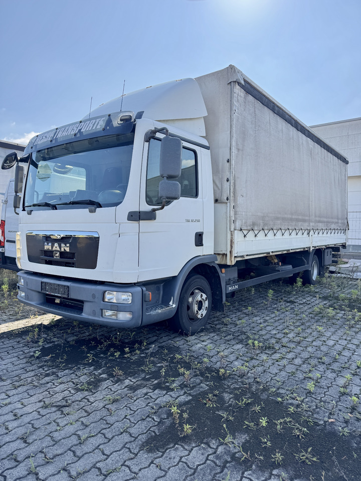 MAN 12.250 - Curtainsider truck: picture 2 MAN 12.250 - Curtainsider truck: picture 2