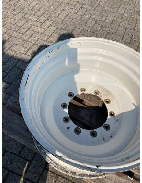 Valtra 15x30 velgen 10 gaats - Wheels and tires for Agricultural machinery: picture 3 Valtra 15x30 velgen 10 gaats - Wheels and tires for Agricultural machinery: picture 3
