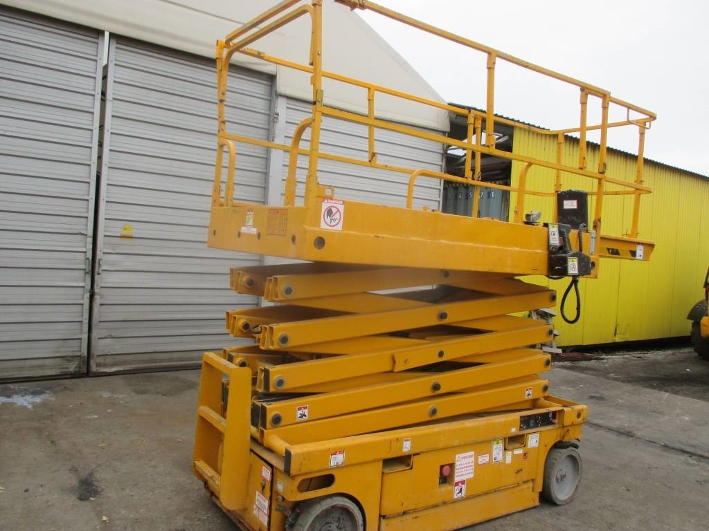 Haulotte Compact 12 - Scissor lift: picture 2 Haulotte Compact 12 - Scissor lift: picture 2