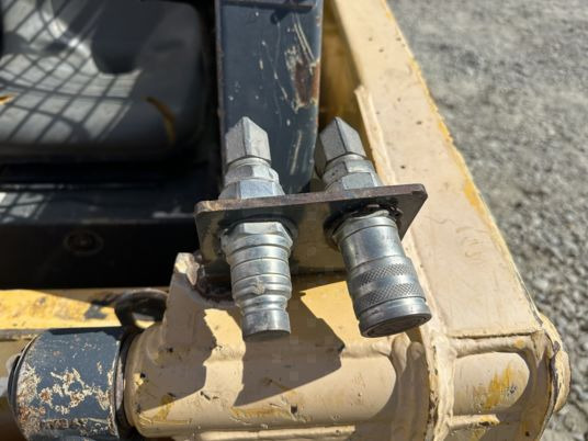Skid steer loader Gehl 3840: picture 10
