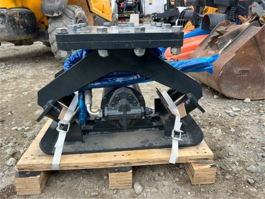 Plaque vibrante hydraulique pour minipelle - Vibratory plate, Attachment: picture 5 Plaque vibrante hydraulique pour minipelle - Vibratory plate, Attachment: picture 5