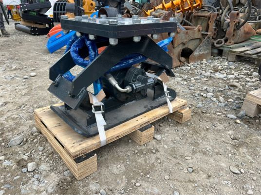 Plaque vibrante hydraulique pour minipelle - Vibratory plate, Attachment: picture 2 Plaque vibrante hydraulique pour minipelle - Vibratory plate, Attachment: picture 2