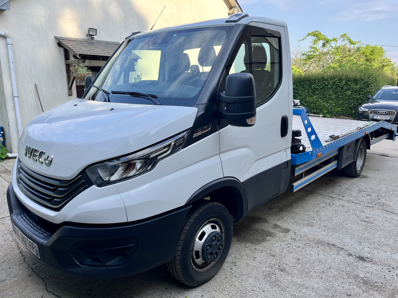 Iveco Daily 35-180 plateau dépannage dépanneuse porte voiture - Flatbed van: picture 1 Iveco Daily 35-180 plateau dépannage dépanneuse porte voiture - Flatbed van: picture 1