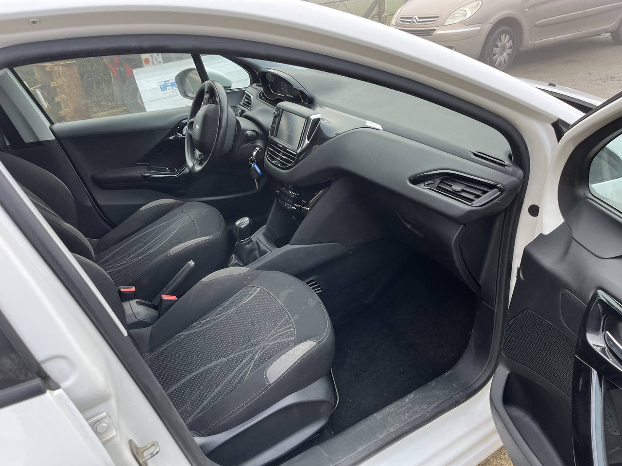 Peugeot 208 1L6 hdi 100cv 2 places motricité renforcée FAM - Small van: picture 4 Peugeot 208 1L6 hdi 100cv 2 places motricité renforcée FAM - Small van: picture 4
