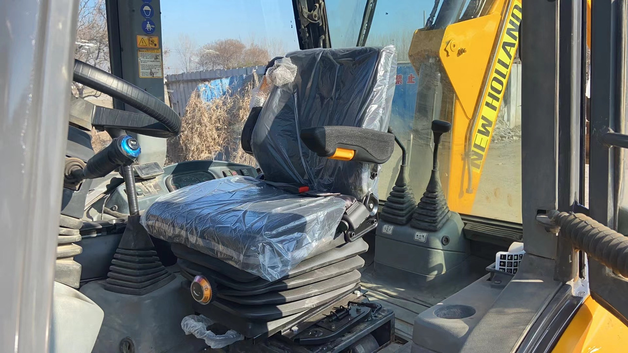 Backhoe loader NEW HOLLAND LB95: picture 6