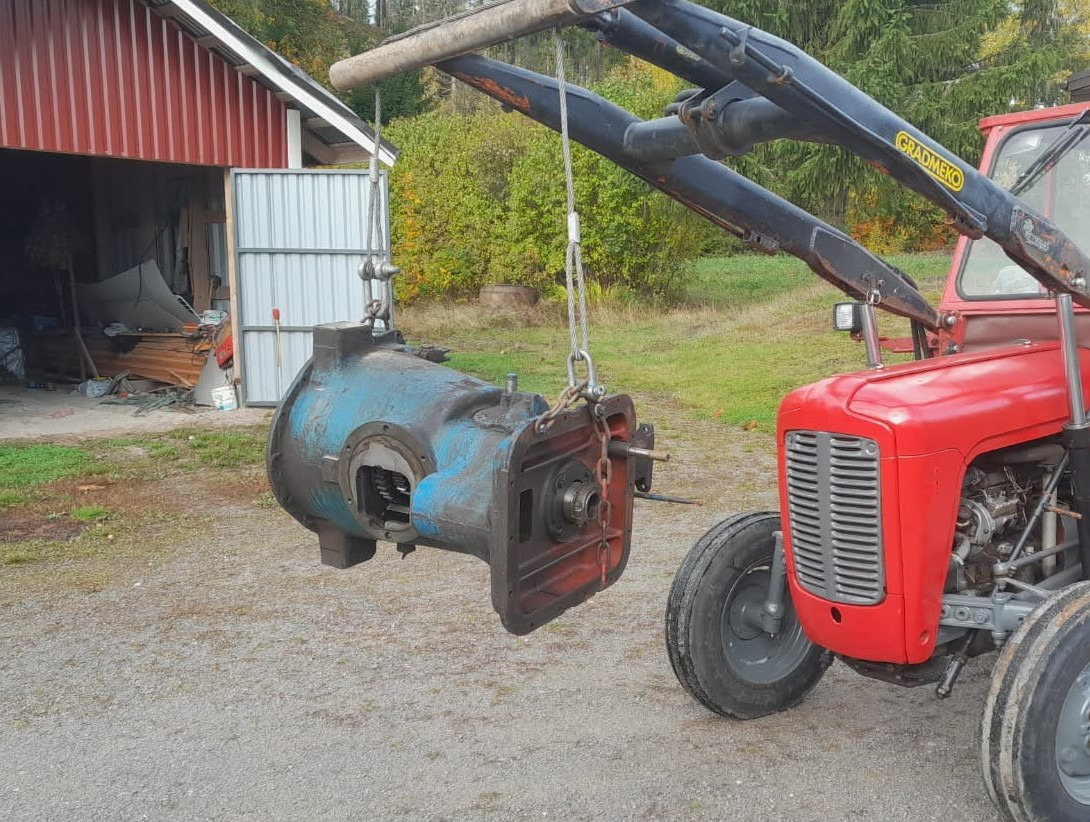 Fordson Super Major perä, vaihdelaatikko ja nostolaitekotelon kansi - Agricultural machinery: picture 1 Fordson Super Major perä, vaihdelaatikko ja nostolaitekotelon kansi - Agricultural machinery: picture 1