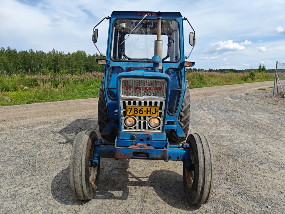 FORD 5000 traktori alkuperäiskuntoinen, Hara hytillä ja paljon hydrauliikkaa, katso video! - Farm tractor: picture 5 FORD 5000 traktori alkuperäiskuntoinen, Hara hytillä ja paljon hydrauliikkaa, katso video! - Farm tractor: picture 5