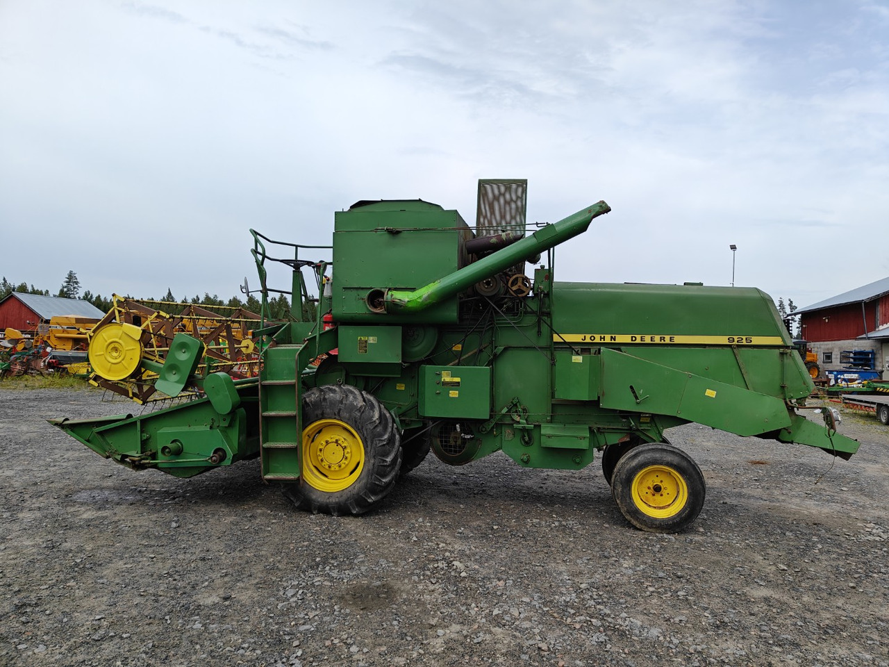 JOHN DEERE 925 leikkuupuimuri - Combine harvester: picture 2 JOHN DEERE 925 leikkuupuimuri - Combine harvester: picture 2