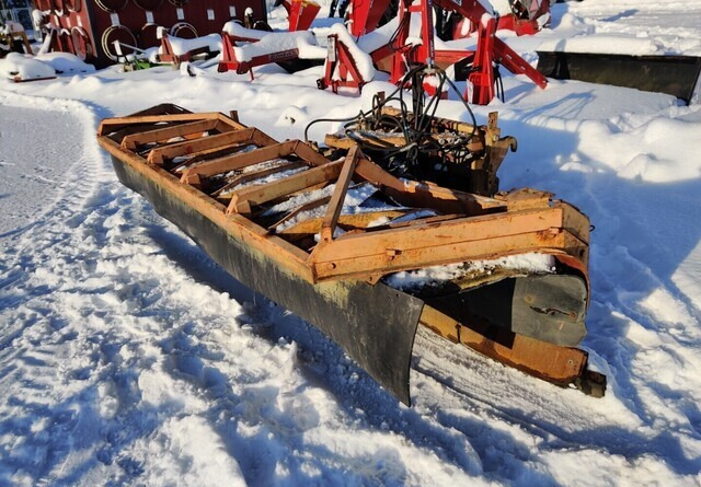 Mahlers 400cm - Volvo-kiinnike - Snow plough for Agricultural machinery: picture 2 Mahlers 400cm - Volvo-kiinnike - Snow plough for Agricultural machinery: picture 2