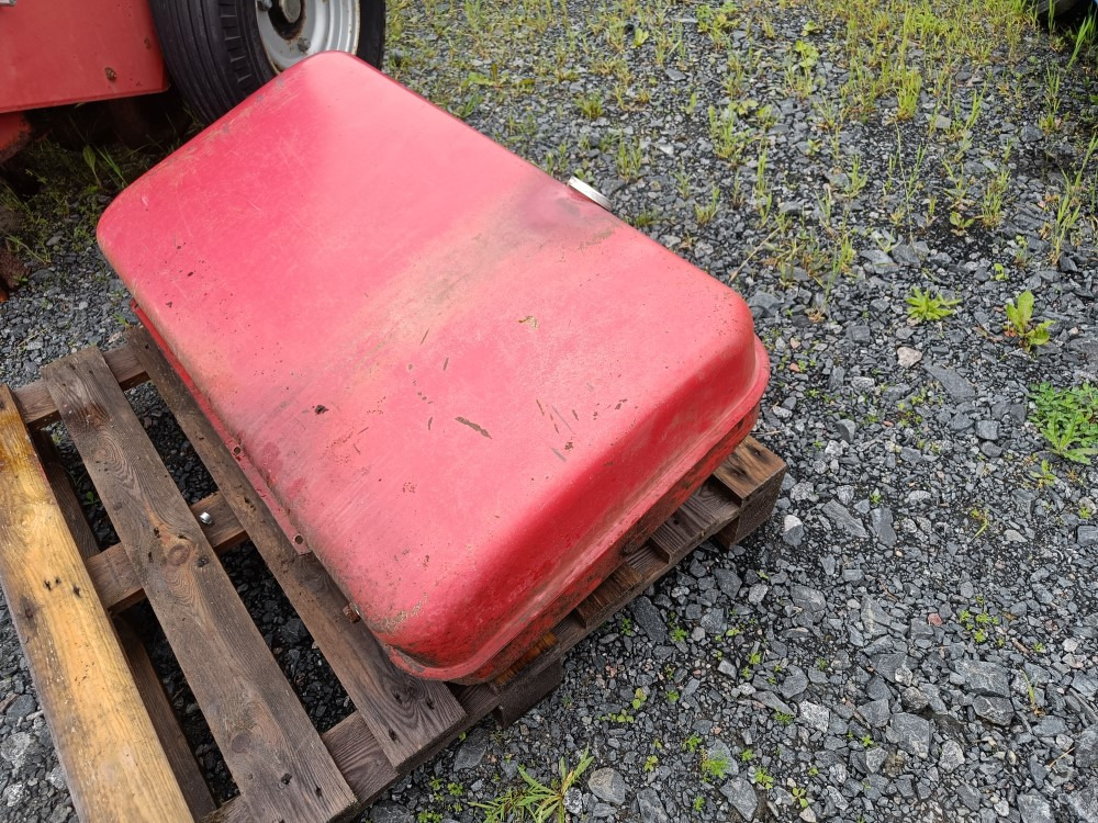 Sampo 410 polttoainetankki - Fuel tank for Combine harvester: picture 1 Sampo 410 polttoainetankki - Fuel tank for Combine harvester: picture 1