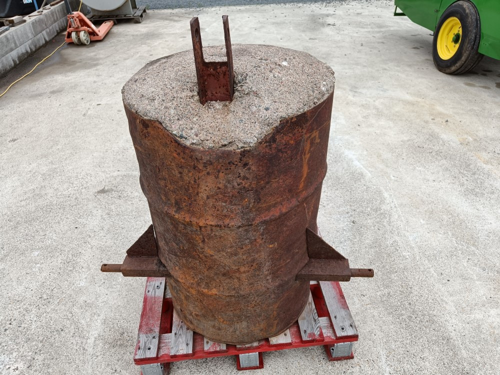 Takapaino traktoriin - Counterweight for Farm tractor: picture 1 Takapaino traktoriin - Counterweight for Farm tractor: picture 1