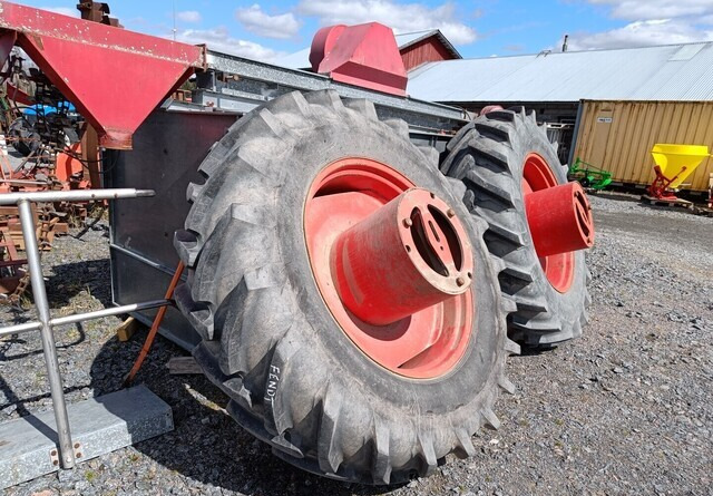 Taurus Paripyörät 18.4R38 todella hyväkuntoiset Fendt Farmer 312LSA sopivat - Wheel and tire package for Agricultural machinery: picture 3 Taurus Paripyörät 18.4R38 todella hyväkuntoiset Fendt Farmer 312LSA sopivat - Wheel and tire package for Agricultural machinery: picture 3