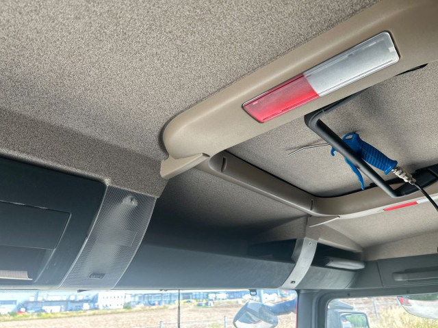 Curtainsider truck MAN TGX 26.470 6X2-4 BL tandem: picture 7