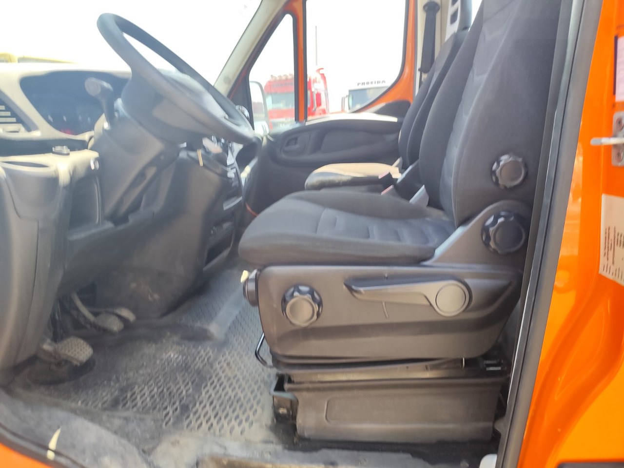 IVECO DAILY 35-140 - Crane truck: picture 4 IVECO DAILY 35-140 - Crane truck: picture 4