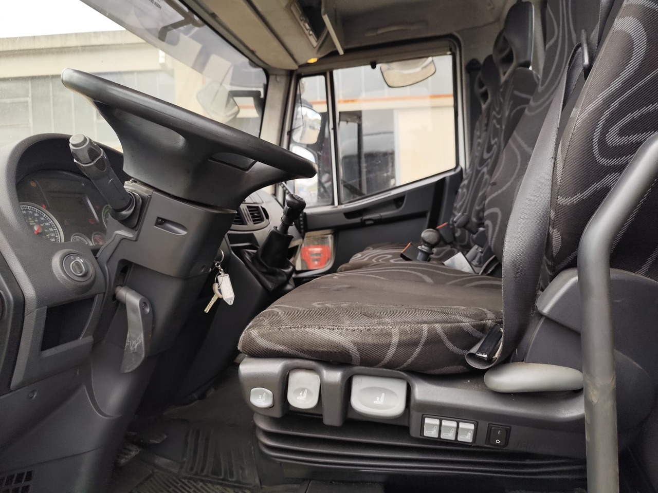 Crane truck, Tipper IVECO EUROCARGO 120E28: picture 10